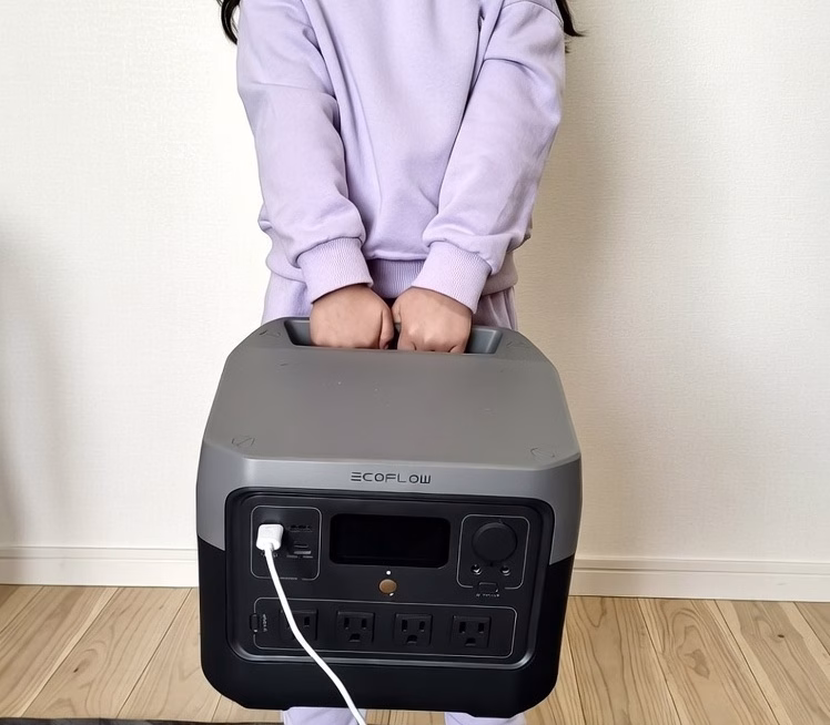 ecoflow river 2 proを持ち上げる5歳くらいの女の子